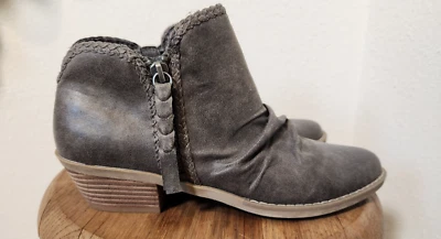 Botas al tobillo occidentales Report Dani grises para mujer imitación cuero cremallera lateral ribete trenzado 9 Foto 1 de 4