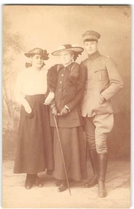 RPPC WWI Soldat & Familie Edwardianische Frauen 1910er antike Foto Postkarte - Bild 1 von 2