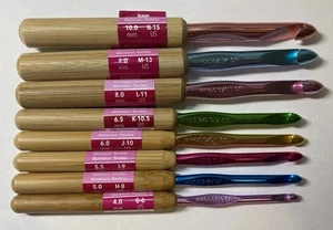 8 ganci per uncinetto in alluminio con manico bambù Susan Bates Silvalume misura G,H,I,J,K,L,M,N - Foto 1 di 2