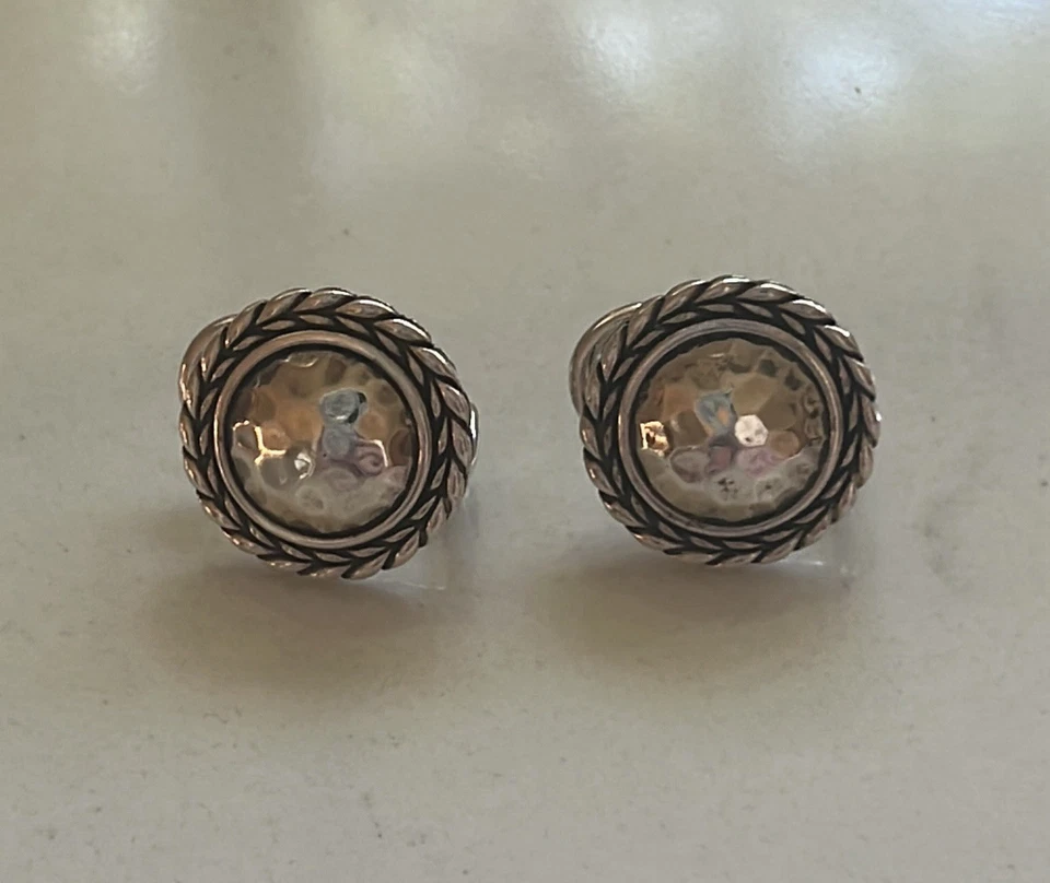 Aretes martillados vintage de plata de ley 925 John Hardy JAI. Foto 1 de 1