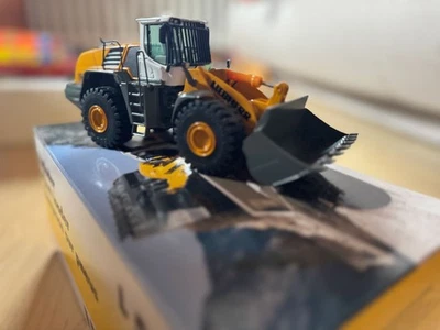 NZG-Modelle Liebherr L586 2plus2 Radlader 1:50 neuwertig inkl. OVP - Bild 1 von 2