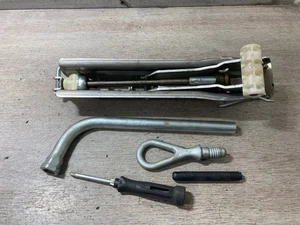 AUDI A6 RADHEBER WERKZEUGSATZ 4F0011031 BJ 2005 - Bild 1 von 3