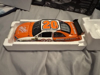 Joey Logano 2009 The Home Depot Toyota Camry 1/24 Diecast NASCAR Stock Car Foto 1 de 4