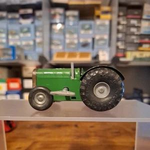 VINTAGE TRIANG MINIC 83M CLOCKWORK FARM TRACTOR - Picture 1 of 10