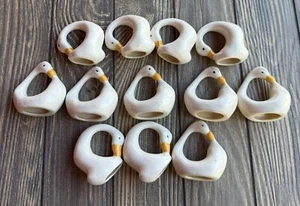 Set 12 Anelli Tovagliolo Cigno Ceramica Bianco e Giallo Decorazione Tavola Stile Vintage - Foto 1 di 6