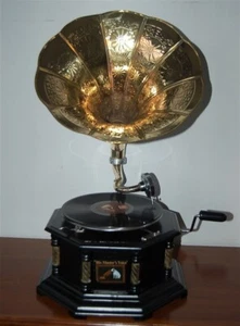 GRAMMOFONO OTTAGONALE NERO CON COLONNE IN OTTONE,DISCO, E 10 PUNTINE DI RICAMBIO - Picture 1 of 8