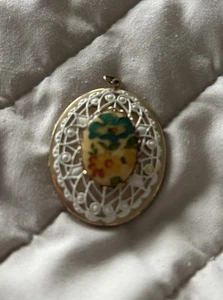 Schönes Vintage Medaillon Metall & handbemaltes Porzellan Medaillon - braucht Kette - Bild 1 von 6