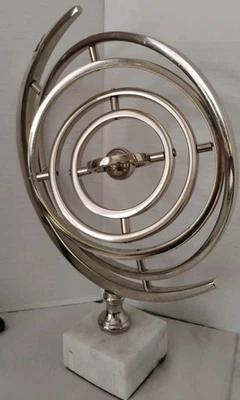 Globo giratorio armilar de metal decorativo sobre soporte Foto 1 de 4