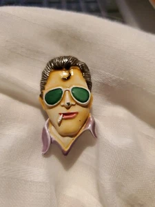 VINTAGE ENAMEL PIN CHARACTER ELVIS 1980's - Picture 1 of 6