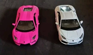 Coppia di auto pressofuse Kinsmart Lamborghini rosa opaco e bianco perla - Foto 1 di 12