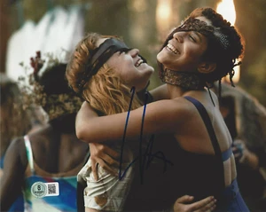 LIV HEWSON SIGNED 'YELLOWJACKETS' 8x10 PHOTO 1 TV SHOW ACTRESS BECKETT BAS COA - Picture 1 of 2