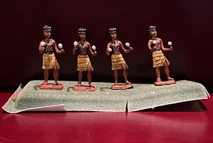Figurine vintage in piombo neozelandese MINIATURE ""Poi Dancer"" giocattoli dipinti a mano - Foto 1 di 4