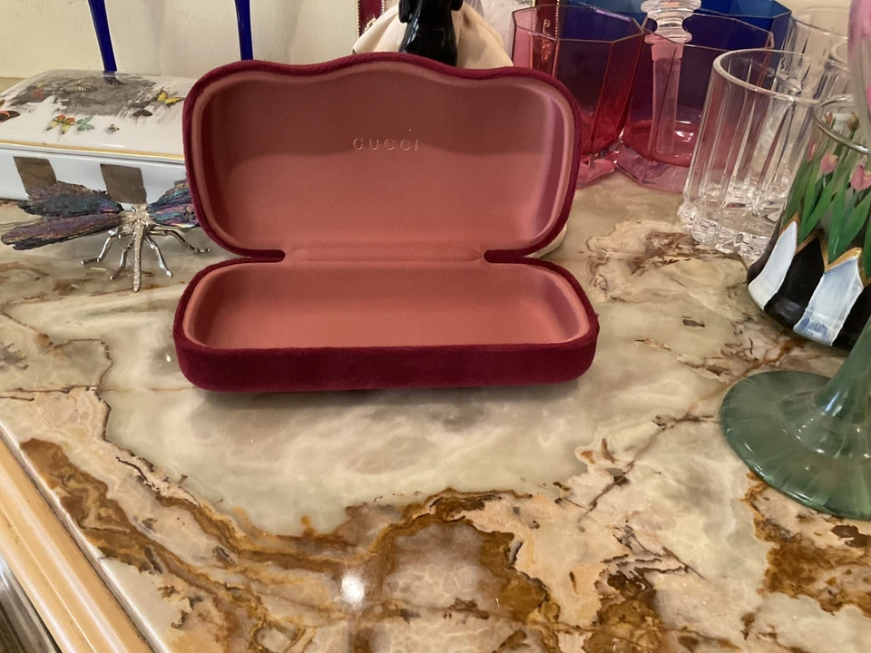 Auténticas gafas de sol Gucci estuche con abrazadera de terciopelo rojo borgoña  Foto 1 de 4
