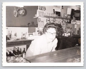 Foto ocupacional mostrador tienda artículos diversos mujer trabajando detrás, Bromo Seltxer AD - Imagen 1 de 2