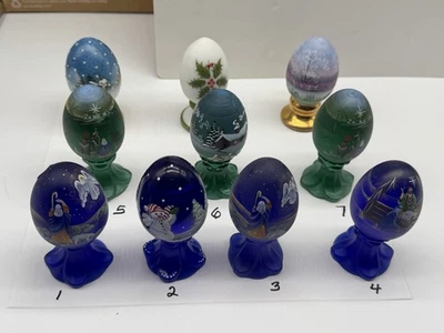 10 - Fenton Edición Limitada Huevos Pintados a Mano Sobre Pedestal Tema Navidad Foto 1 de 4