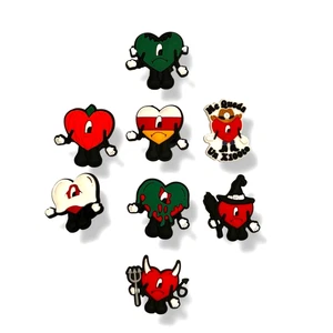 Juego de 8 corazones zuecos estilo Bad Bunny compatible con zuecos de cocodrilo H - Imagen 1 de 4