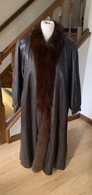 Abrigo de cuero marrón oscuro con cuello de piel de zorro y forro de piel extraíble mediano Foto 1 de 4