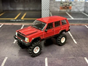 1984 Jeep Cherokee Lifted 4x4 Truck 1/64 Diecast Custom Off Road Greenlight - Picture 1 of 11