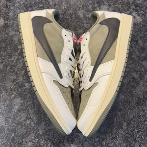 Taglia 12 - Travis Scott x Air Jordan 1 Retro OG SP Low Reverse Olive / Medium... - Foto 1 di 7