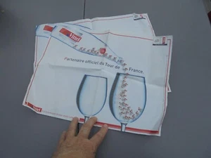 A sauver 1 Ancien Set Table Papier Evian Sponsor Tour de France Cycliste à Vélo - Imagen 1 de 1
