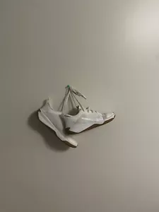 Omni Multi-Court GS 'White Gum Size 4Y - Picture 1 of 4