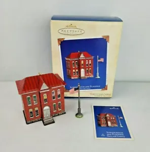 Punze Andenken Ornament Schulhaus Fahnenmast Pressdose 2003 Urlaub - Bild 1 von 12