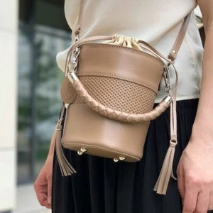 Bolso tipo cubo para mujer de cuero genuino beige bandolera cilíndrico - Imagen 1 de 14