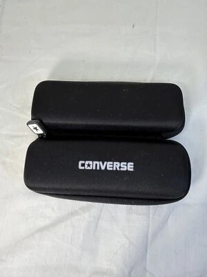 Estuche para Gafas Converse Estuche Semi Rígido con Cierre de Cremallera Color Negro 6.5" x 2" Foto 1 de 4