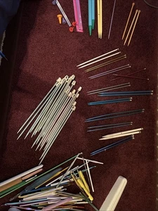 20 Paar plus Stricknadeln + 64 Häkelnadeln und Garn - Bild 1 von 8