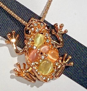 BETSEY JOHNSON PENDANT ROSY GOLD FAUX CATS EYE STONE FROG CRYSTALS PENDANT - Picture 1 of 8