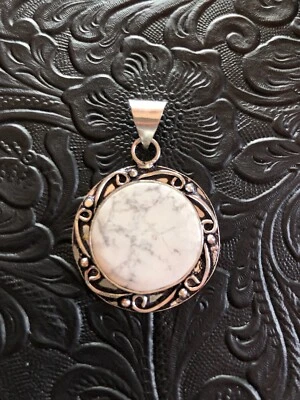 Colgante redondo artesanal blanco búfalo howlita diseño remolino 1,5" Foto 1 de 3