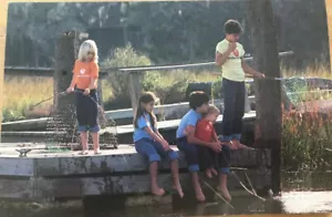 1970’S SEABROOK ISLAND RESORT POST CARD CHARLESTON, SC KIDS FISHING/CRABBING(#8) - Picture 1 of 2