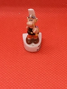 FEVE VINTAGE COLLECTION ASTERIX ET OBELIX LOGO ASTERIX EN 1959 LES 50 ANS - Foto 1 di 2
