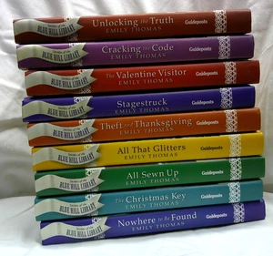 EMILY THOMAS Lot/9 HC Reiseführer Bücher ~ SECRETS OF THE BLUE HILL LIBRARY - Bild 1 von 11