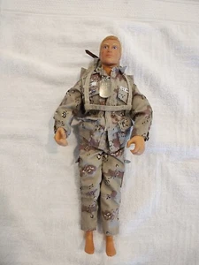 Vintage GI Joe Duke 12 Zoll Actionfigur verschlossen blond mit Wüstencamouflage 1992 - Bild 1 von 7