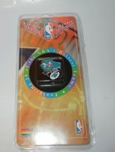 1995 Prodotti Stampati Licenza NBA Charlotte Hornets Logo Trading Spilla Nuova - Foto 1 di 2