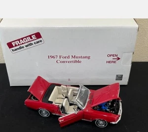 Ford Mustang Cabrio Danbury come nuova 1957 con parte superiore nera scala 1:24 con scatola - Foto 1 di 5