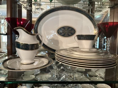 China de hueso ROYAL DOULTON “Carlyle” 8-5 piezas ajustes de lugar + plato, crema Foto 1 de 4