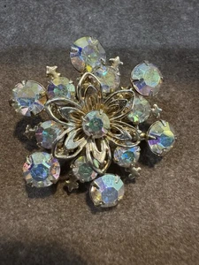 Broche de diamantes de imitación aurora boreal tono plata flor de lis - Imagen 1 de 5