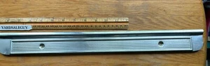 NOS ~ GM REAR 4-DOOR SILL TRIM PLATE ~ OLDS 98 ~ BUICK Electra ~CAD 1977-1992 - Foto 1 di 2