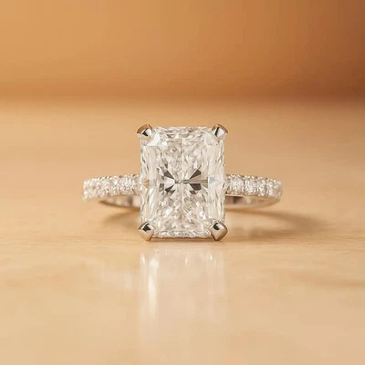 Alianza de oro blanco de 14 k con halo oculto de diamantes cultivados en laboratorio VS1 de corte radiante de 3,0 quilates Foto 1 de 4