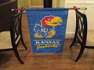BANDERA DE CASA/EXTERIOR NCAA... NCAA JAYHAWKS DE KANSAS... BANDERA DE VINILO... ¡NUEVA!¡! - Imagen 1 de 2