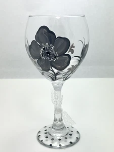 Bicchieri da vino dipinti a mano fiori grigi e bianchi stelo aperto e chiuso 8 1/2" - Foto 1 di 7