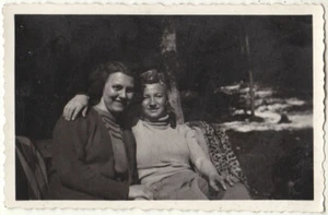 Original 1930s affectionate ladies, SNAPSHOT - Picture 1 of 2