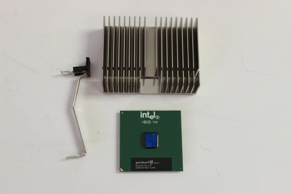 DELL 31CGV 866MHZ CPU PROCESSOR INTEL SL4CB PENTIUM III 866/256/133/1.7V - Image 1 of 3