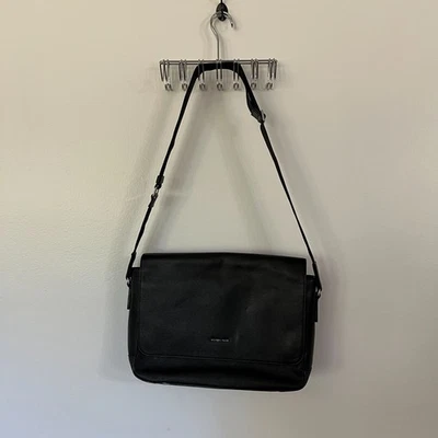 Maletín mensajero Michael Kors de cuero negro con correa ajustable e interior Foto 1 de 4