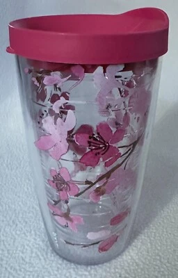Copo Tumbler Isolado Tervis Flores Brancas e Rosa Madeira de Cachorro Floral com Tampa Superior 16 oz - Imagem 1 de 4