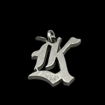 CIONDOLO LETTERA K GOTICA COLORE ARGENTO IN ACCIAIO INOX PER COLLANA O BRACCIALE - Immagine 1 di 4