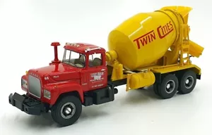 First Gear 1/34 Scale 19-2586 - Mack R-Model Mixer - Twin Cities - Bild 1 von 6