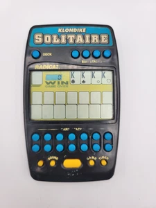 Klondike Solitario Electrónico Portátil Juego Pantalla Grande Radica Modelo 2320 Funciona - Imagen 1 de 6